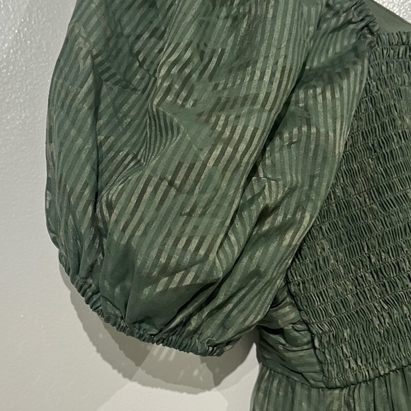 Express Ruched Cropped Top - Picture 4 of 11